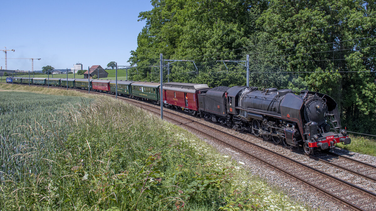 141 R 568 ist unterwegs zwischen Chénens und Cottens FR, aufgenommen am 11.06.2022.