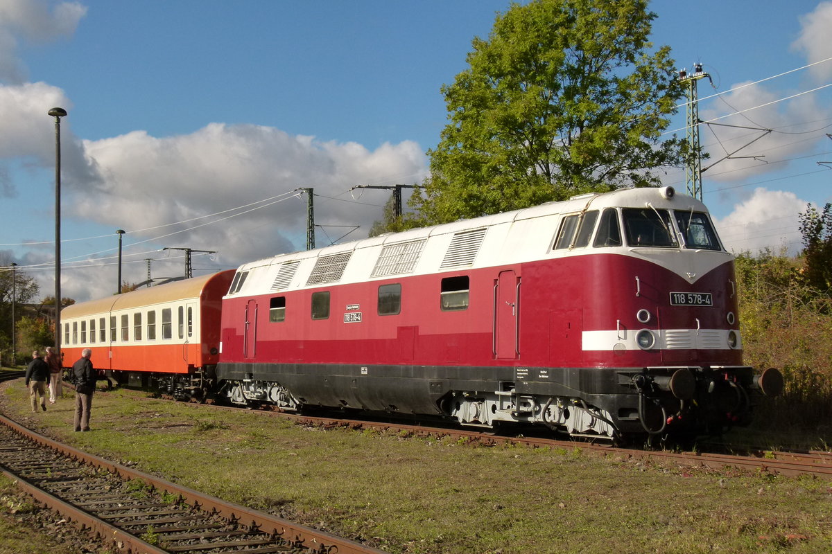 14.10.2012, Bw Weimar, Das herbstliche Eisenbahnfest lockte auch in diesem Jahr. Lok 118 578 des TEV steht in glänzender Lackierung vor einem Schnellzugwagen in der Farbgebung der DR-Städteexpresszüge
