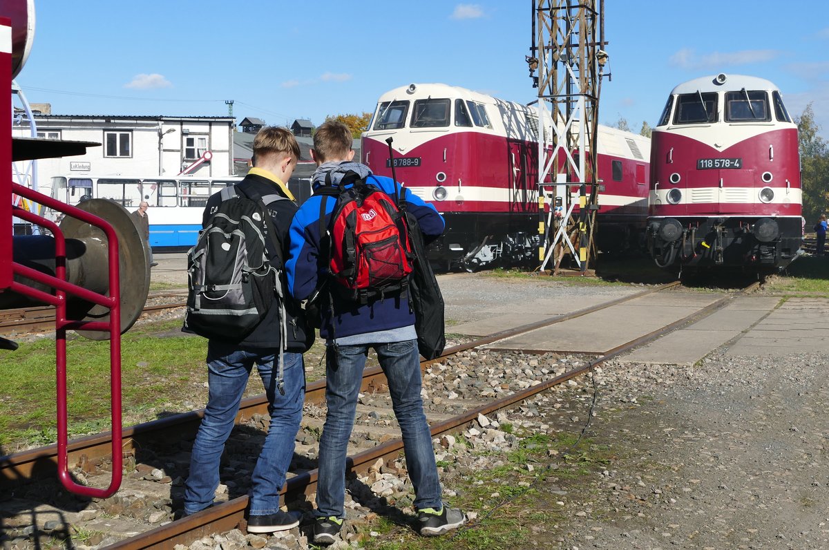 14.10.2017, Eisenbahnfest in Weimar. Außer den meist bekannten Lokomotiven geben auch Fotografen interessante Motive ab. Als ich diese Beiden sah, wusste ich, dass wir um den Nachwuchs keine Bange haben müssen. 