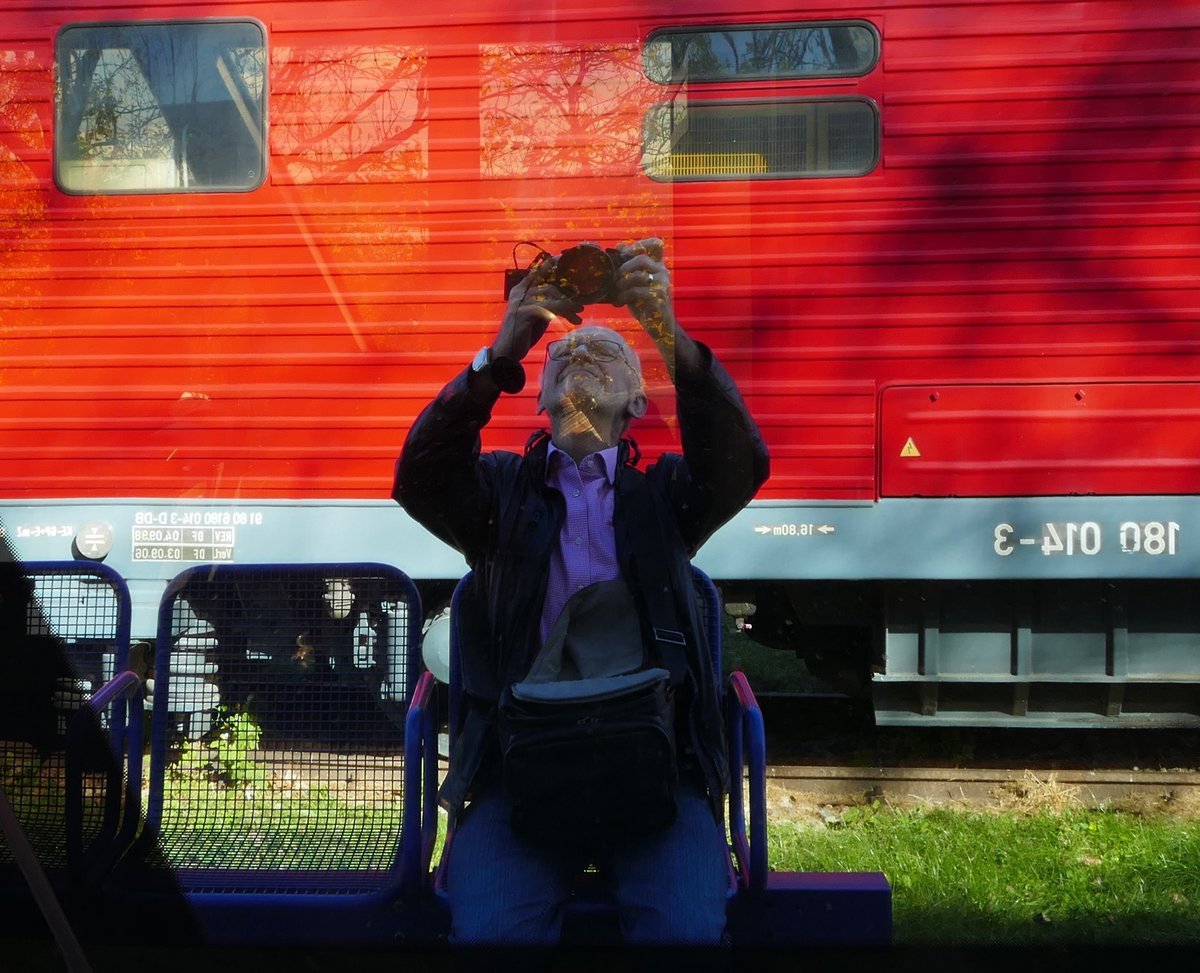 14.10.2017, Eisenbahnfest in Weimar. Außer den meist bekannten Lokomotiven geben auch Fotografen interessante Motive ab. Bis zur Abfahrt des Tw bleibt Zeit für solche Spielereien. Was mögen die hinter dem Fenster Sitzenden wohl über den  Selbstporträtisten  gedacht haben?
