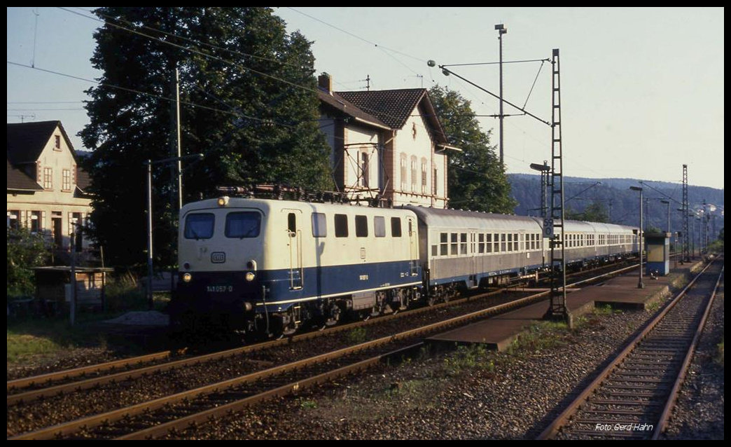 141057 kam am 15.08.1989 um 18.31 Uhr mit einem Leerzug Silberlinge in Richtung Seckach durch den Bahnhof Dallau.