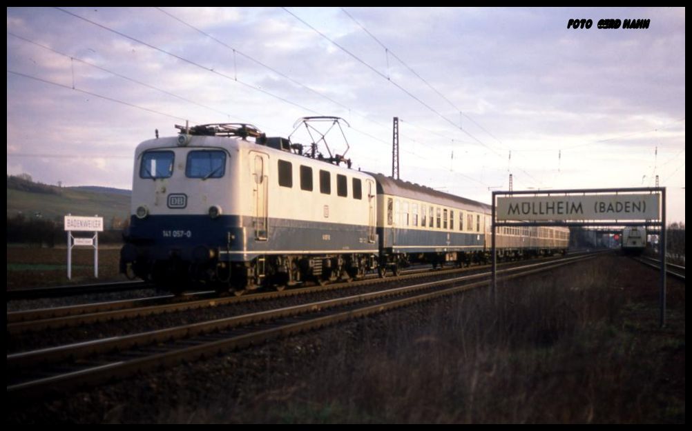 141057 mit E 3454 nach Freiburg am 4.3.1989 um 17.33 Uhr bei Müllheim in Baden.