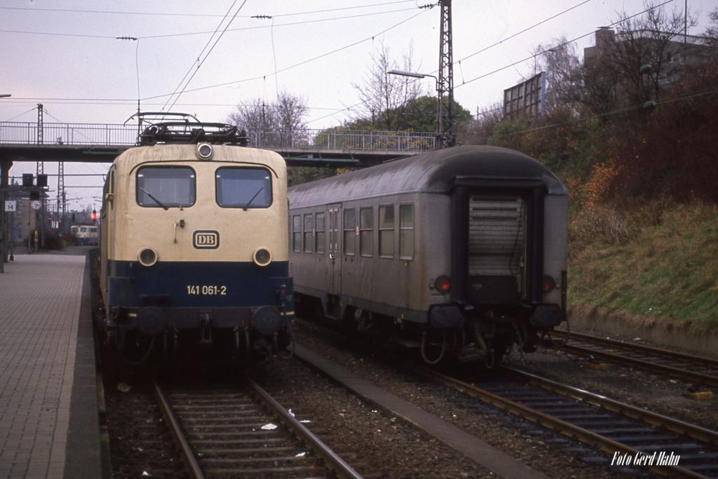 141061 im unteren Bahnhof des HBF Osnabrück am 16.11.1988 um 15.21 Uhr