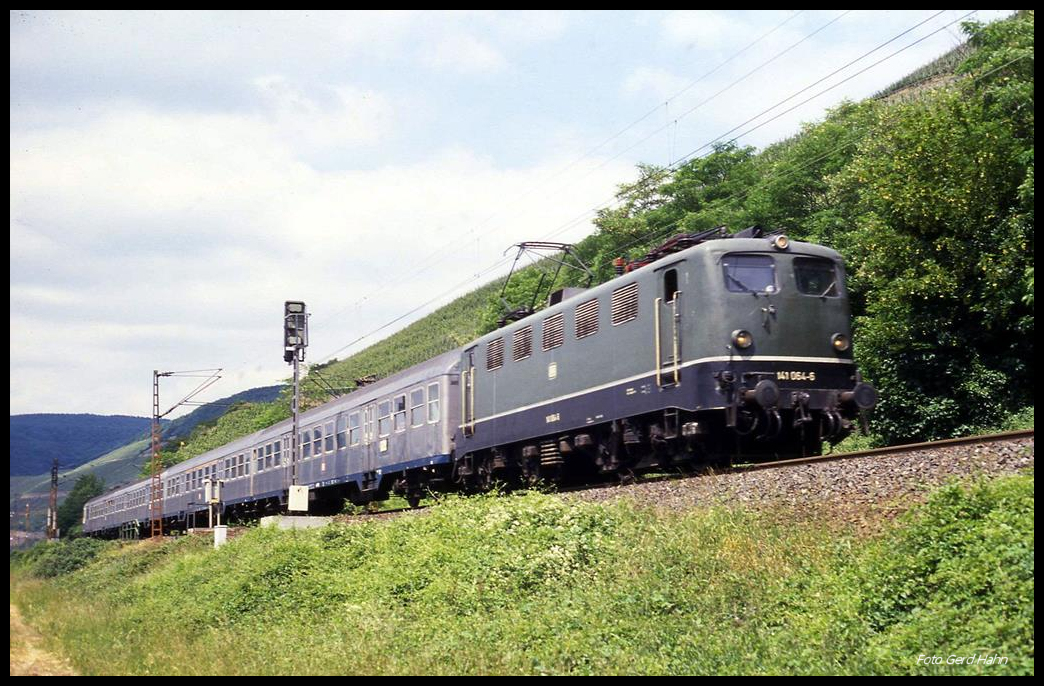 141064 erreicht hier am 28.5.1990 um 12.28 Uhr mit dem N nach Koblenz Oberwesel.