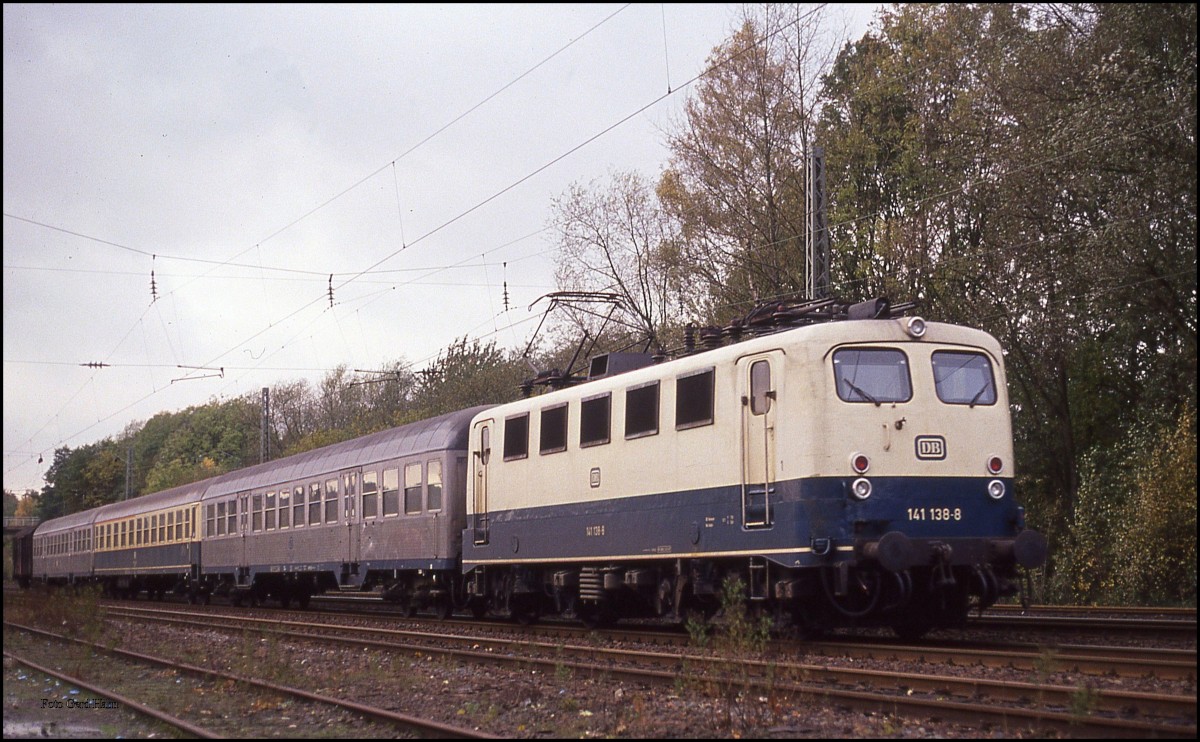 141138 mit E 8613 nach Osnabrück verließ am 4.11.1991 um 10.31 Uhr nach kurzem Halt den Bahnhof Natrup - Hagen an der Rollbahn. 