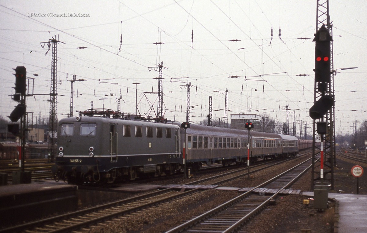 141155 fährt mit einem N nach Münster am 4.3.1988 um 12.30 Uhr in Wanne - Eickel ein.
