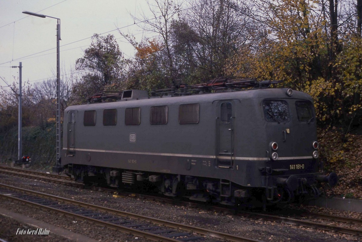 141161 wartet am 16.11.1988 im unteren Teil des HBF Osnabrück auf den nächsten Einsatz.