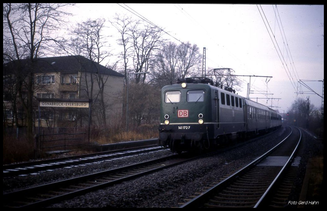 141172 passiert hier am 20.12.1997 um 11.08 Uhr mit dem RB nach Osnabrück HBF den ehemaligen Bahnhof Osnabrück Eversburg.