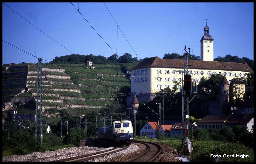 141176 erreicht am 27.5.1990 um 8.53 Uhr unterhalb der Deutschordensburg mit dem E 2377 nach Heilbronn den Bahnhof Gundelsheim.