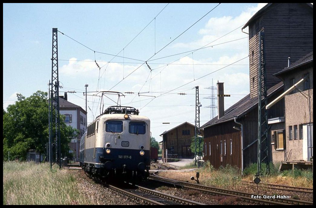 141177 fährt am 27.5.1990 um 13.05 Uhr mit dem N 7319 nach Osterburken in Oberschefflenz aus.