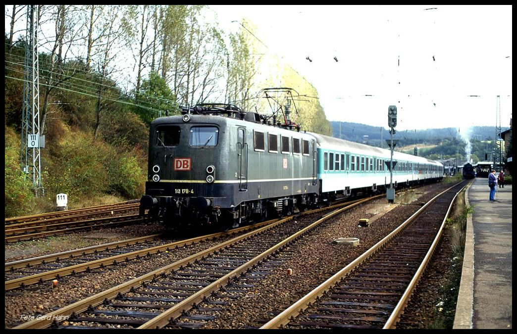 141178 fährt hier am 3.10.1997 uzm 12.40 Uhr mit dem Regionalzug nach Paderborn in Altenbeken ab.