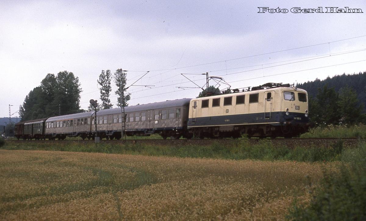 141180 am 23.7.1988 um 11.34 Uhr auf der Rollbahn bei Natrup Hagen auf dem Weg nach Osnabrück. Der von ihr gezogene E 3283 geht nach Wilhelmshaven, so dass in Osnabrück auf Diesel umgespannt werden musste. 