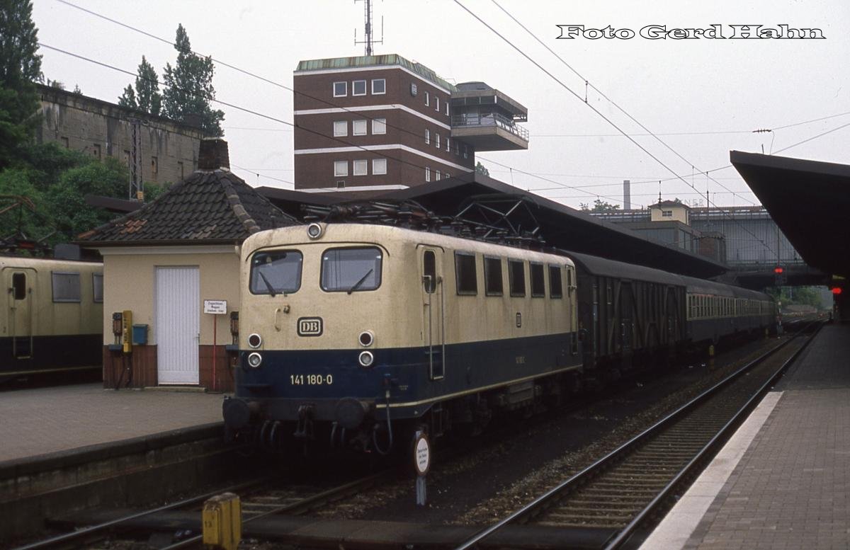 141180fährt am 12.6.1988 um 7.59 Uhr mit einem Eilzug aus Bielefeld in den unteren Bahnhof von Osnabrück ein.