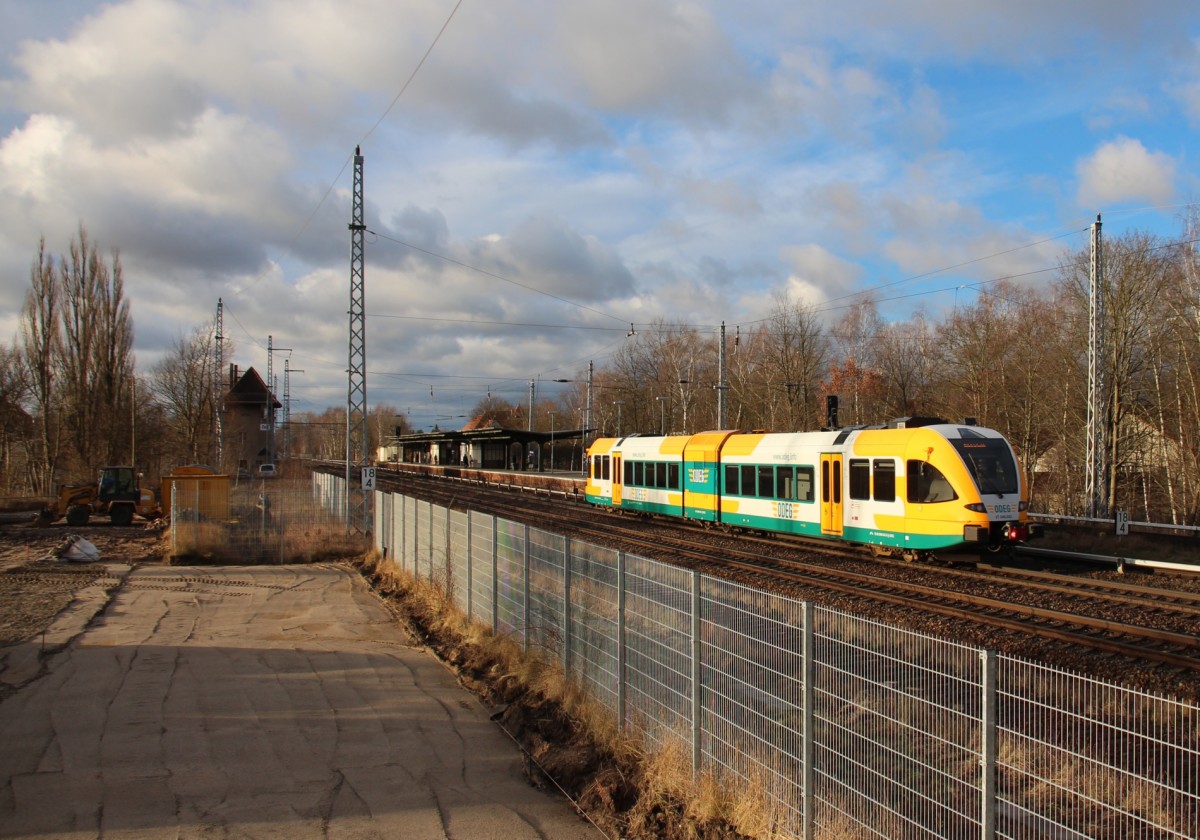 14.1.2015 Zepernick. 642 042 der ODEG südwarts. Im Vordergrund entstehen auf der alten Ladestraße Parkplätze. Im Hintergrund - abgerissen vsl 2016 -  Stw Zep, das noch die S-Bahn bedient.