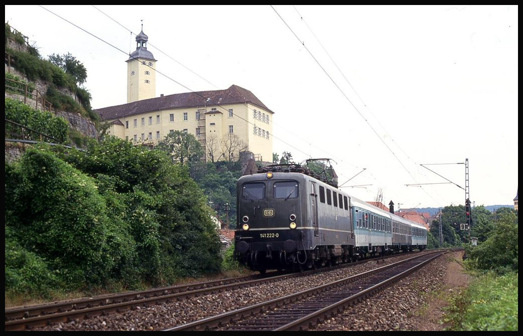 141222 passiert hier mit dem E 3816 nach Heidelberg am 26.6.1993 um 15.00 Uhr die Deutschordensburg in Gundelsheim.