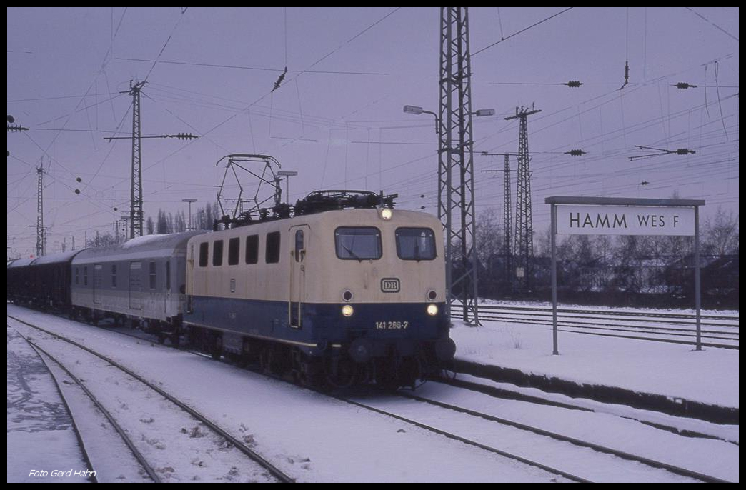 141265 fährt am 16.2.1991 um9.08 Uhr mit einem Postzug in Hamm ein.