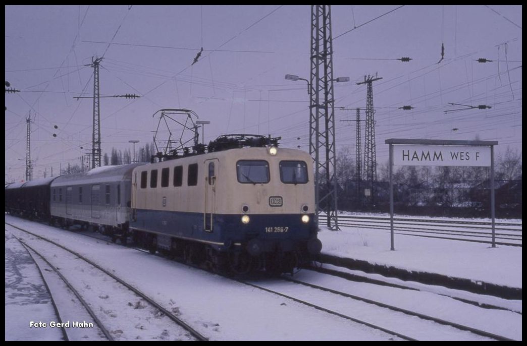 141266 fährt am 16.2.1991 um 09.08 Uhr in Hamm mit einem Gepäckwagen Zug durch.