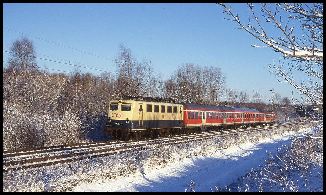 141287 ist hier mit dem Regionalzug nach Münster am 23.12.2001 um 14.27 Uhr in Osnabrück - Hellern unterwegs.