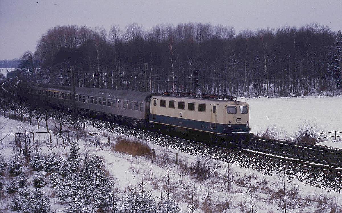 141289 mit Nahverkehrszug aus Münster am 19.2.1987 um 14.08 Uhr in Osnabrück Hörne unterwegs.