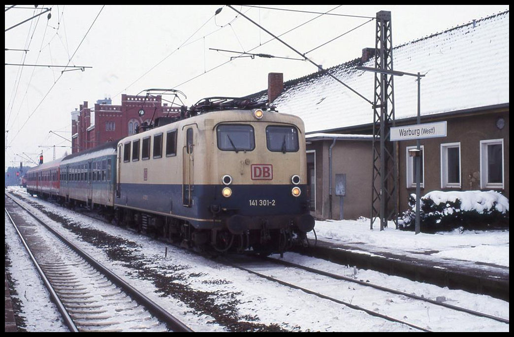 141301 steht mit dem RB Richtung Altenbeken am 13.2.1999 abfahrbereit im Bahnhof Warburg.