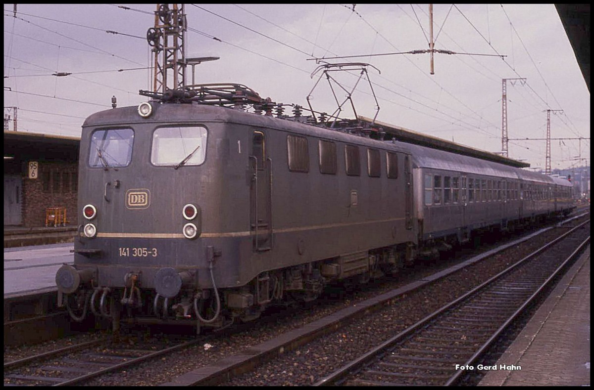 141305 steht als N 7915 nach Paderborn am 27.1.1990 um 14.27 Uhr abfahrbereit im Bahnhof Herford.