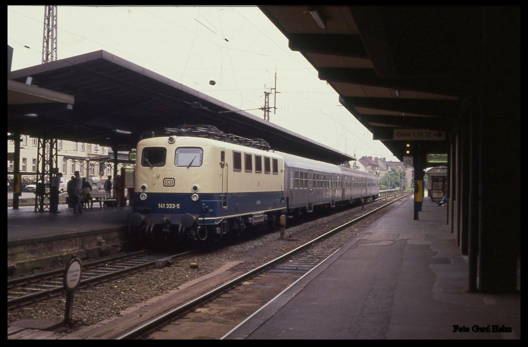 141333 ist am 10.7.1989 um 13.06 Uhr mit einem Nahverkehrszug aus Rheine in Osnabrück im unteren Bahnhof angekommen.