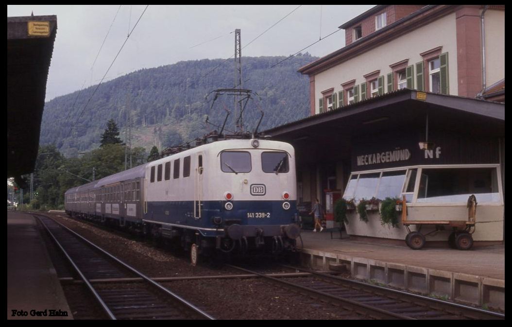 141339 mit E 3378 am 11.8.1989 im Bahnhof Neckargemünd.