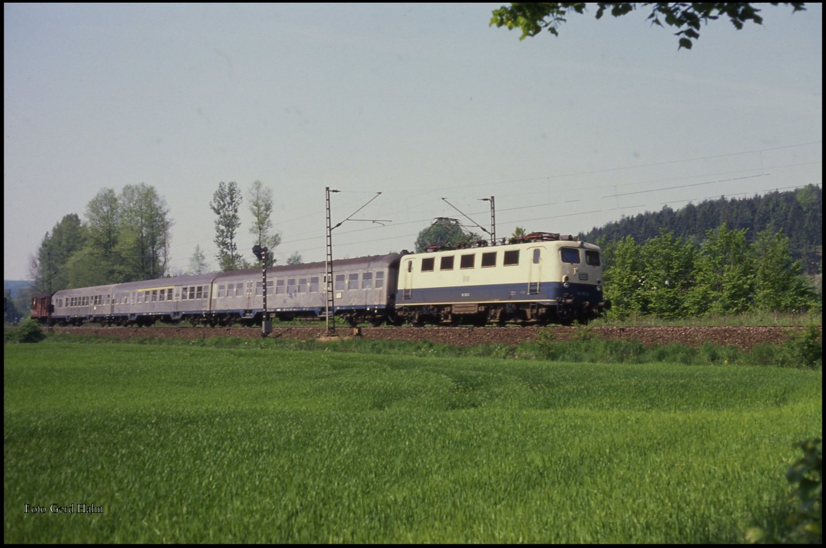 141353 am 16.5.1989 um 11.33 Uhr bei Natrup-Hagen mit E 3283 nach Osnabrück.