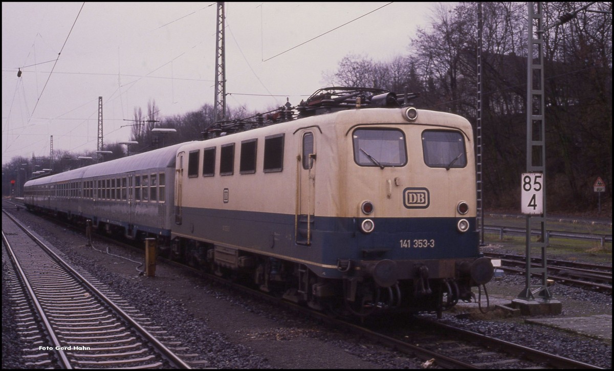 141353 am 27.1.1990 um 15.12 Uhr im Bahnhof Löhne
