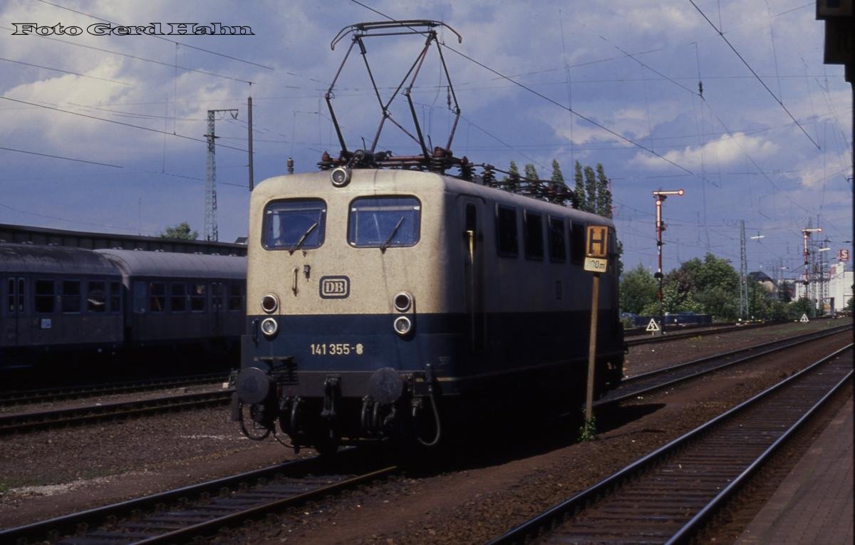141355 am 4.7.1988 im Bahnhof Gießen.