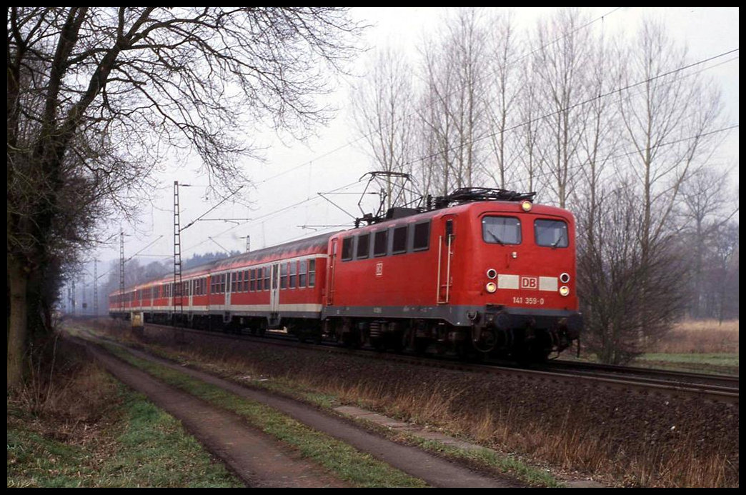 141359-0 ist hier am 18.3.2004 um 9.34 Uhr nahe der Mühle Leeden mit dem RB nach Osnabrück unterwegs.