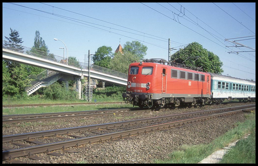 141386 erreicht hier am 10.5.2001 mit dem Nahverkehrszug aus Münster in Richtung Osnabrück den Stadtrand von Lengerich.