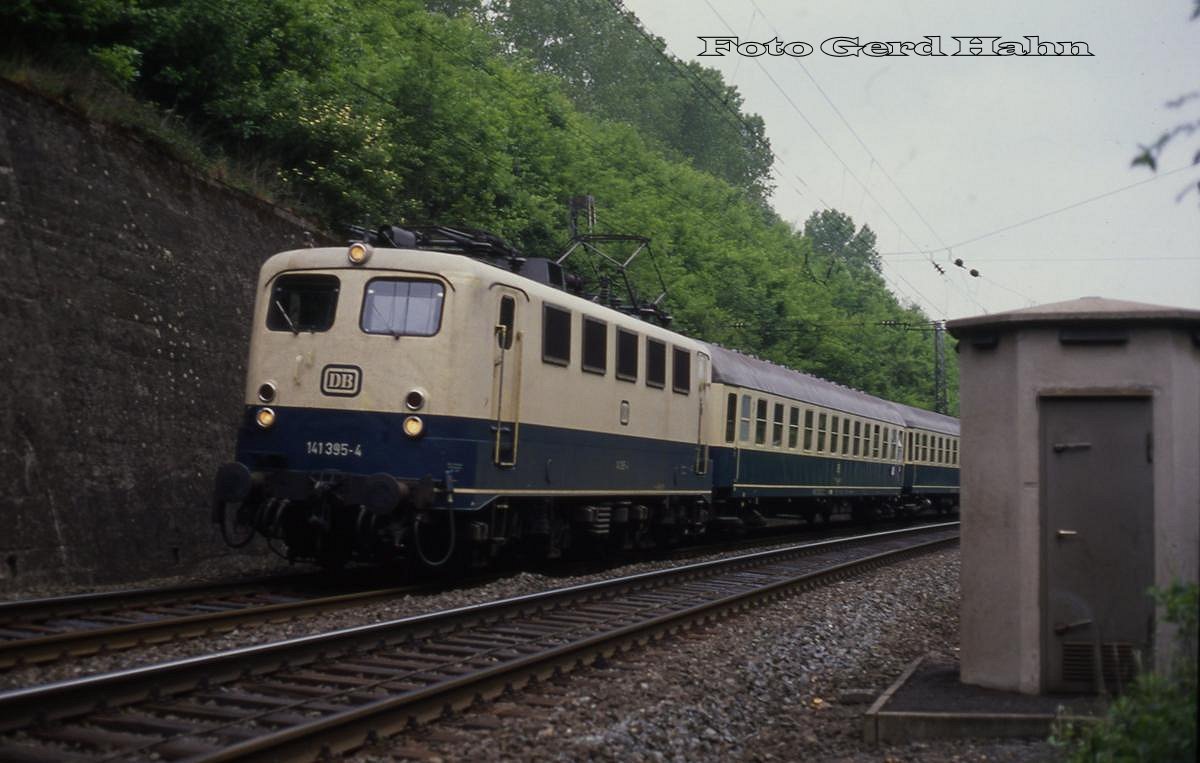 141395 erreicht am 2.6.1988 um 12.37 Uhr mit dem E 3284 nach Münster den Tunnel bei Lengerich.