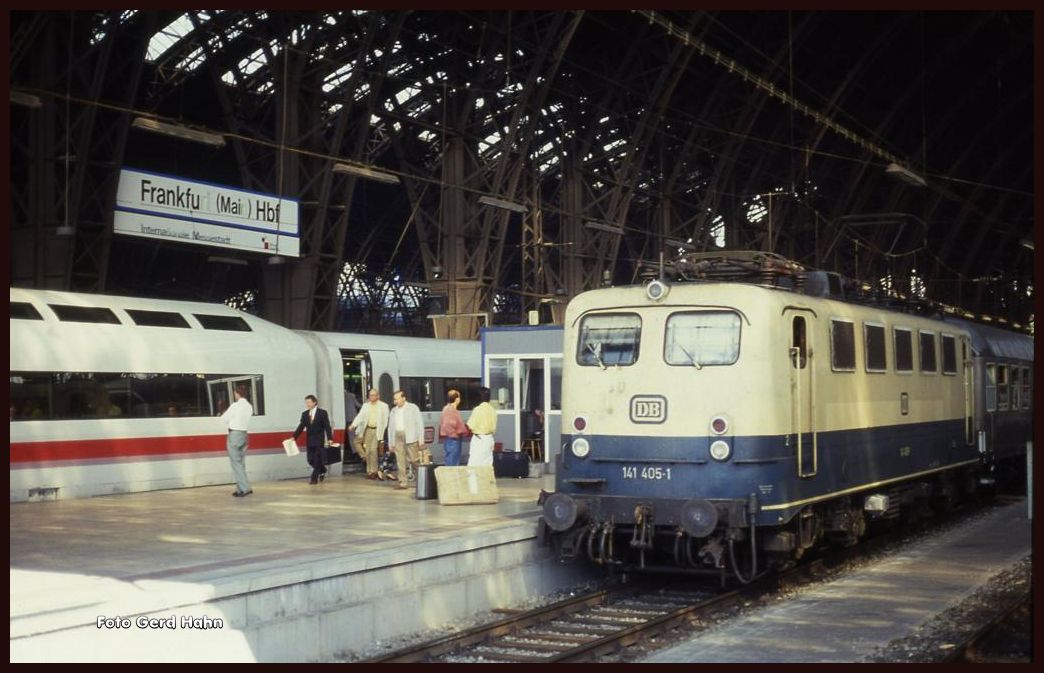 141405 wartete am 14.9.1991 um 13.45 Uhr vor einem Silberling Zug auf das Abfahrtsignal im HBF Frankfurt am Main.