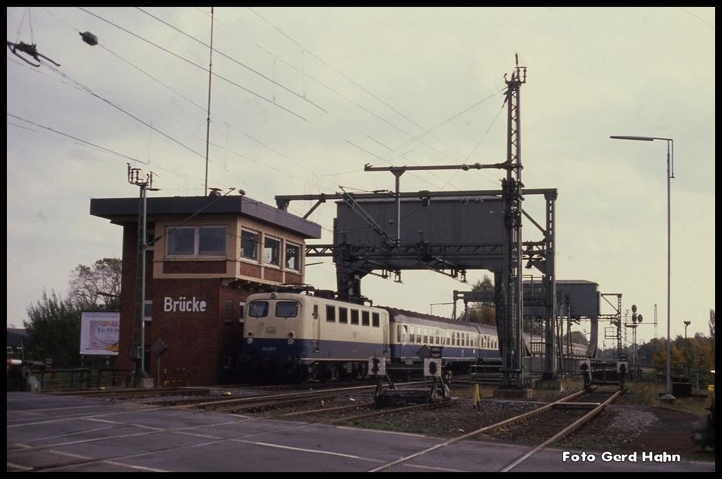 141431 überquert Richtung HBF am 21.10.1989 mit dem E 3932 die Huntebrücke in Oldenburg.