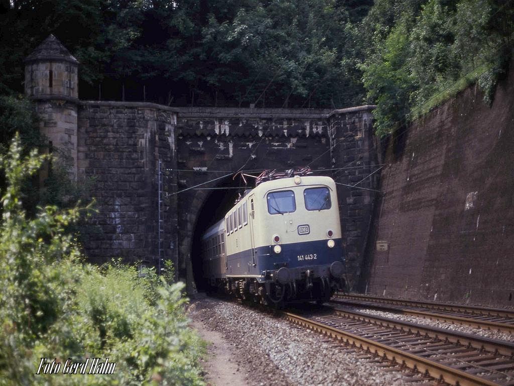 141443 verläßt am 1.8.1988 um 12.55 Uhr mit dem N 8613 den Lengericher Tunnel auf dem Weg von Münster nach Osnabrück.