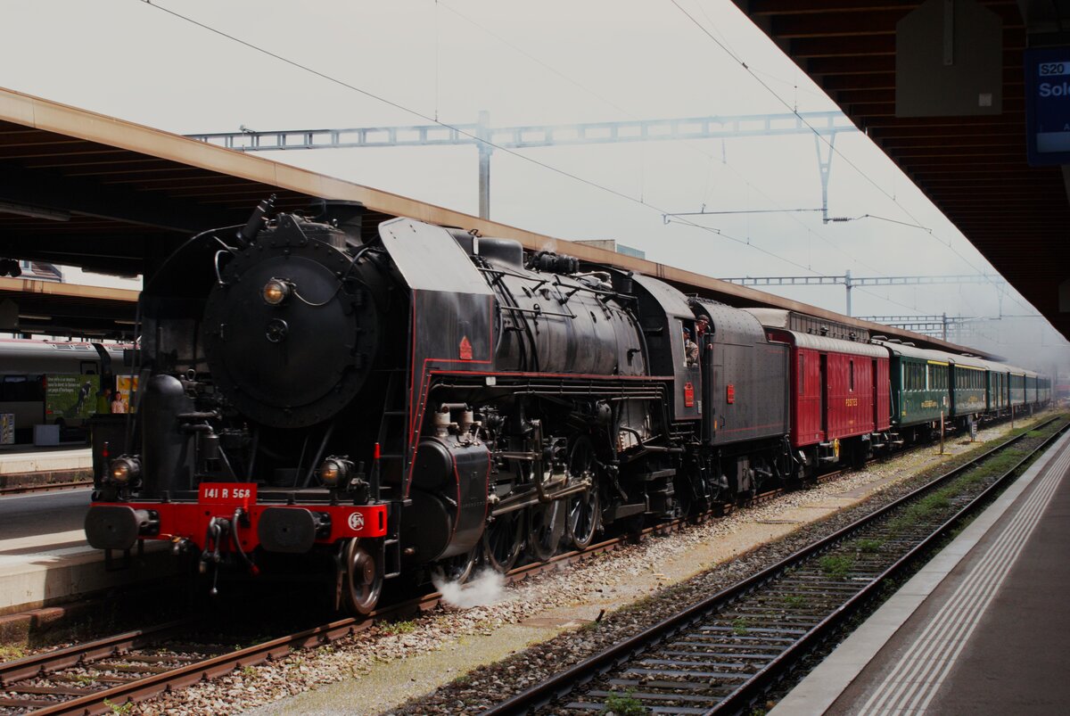 141.R.568 +  Swiss Classic Train  + Re 4/4 II 11161, Durchfahrt, Biel, 28. April 2023. Mittellandrundfahrt Vallorbe-Lausanne-Payerne-Lyss-Biel Produktionsanlage Ost-Neuchâtel-Lausanne-Lausanne Triage-Vallorbe. Die Re 4/4 II 11161 verkehrte an der Spitze des Zuges Lyss-Biel Produktionsanlage Ost und Lausanne-Lausanne Triage. 