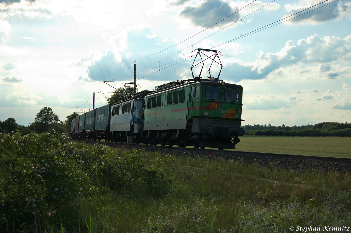 142 103-1 & 142 126-2 EGP - Eisenbahngesellschaft Potsdam mbH mit einem Containerzug aus Richtung Salzwedel kommend in Stendal. 24.05.2014