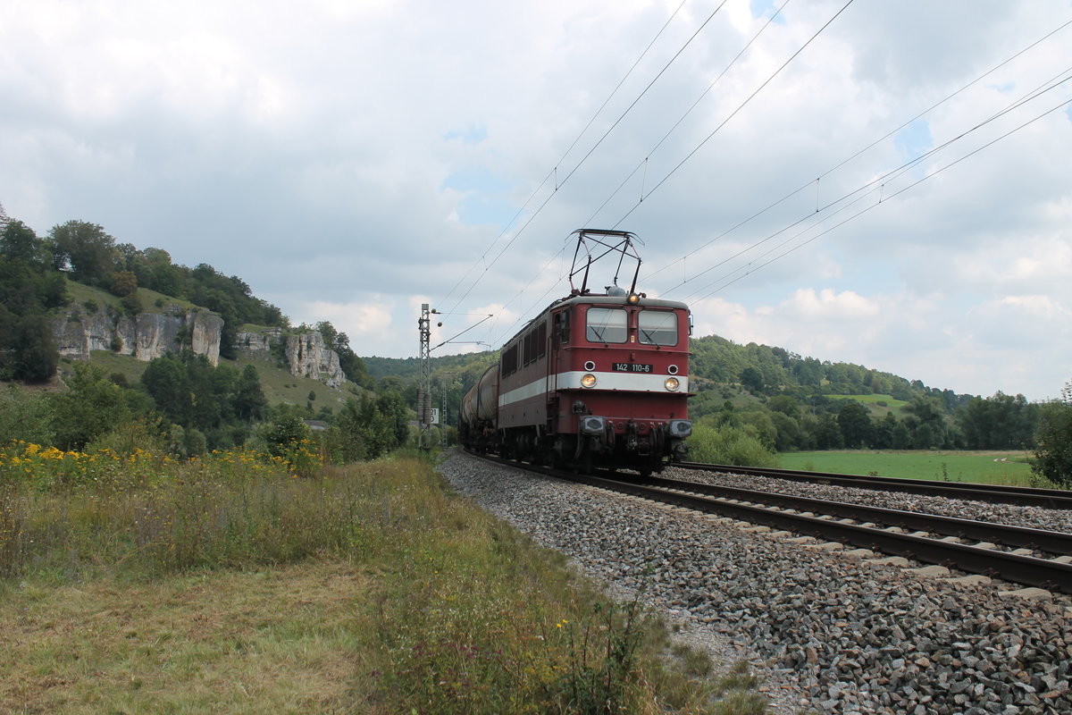 142 110-6 durchfährt mit ihrem Kesselwagenzug am 19.08.2016 das schöne Altmühltal bei Hagenacker. Die Fahrtrichtung ist Treuchtlingen.