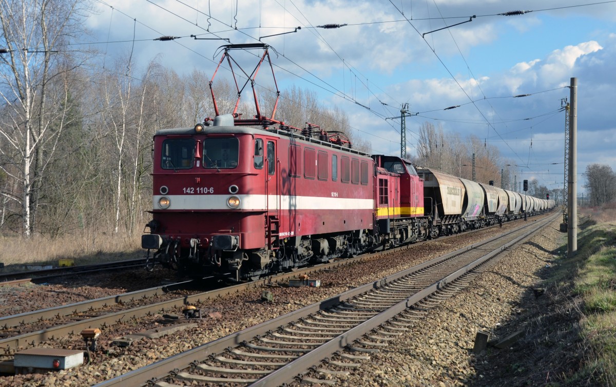 142 110 beförderte am 22.02.14 einen Getreidezug von Bad Schandau nach Leipzig-Plagwitz. Zusammen mit einer V 100 als Wagenlok durchfährt sie Leipzig-Thekla Richtung Mockau. Das Graffiti habe ich digital entfernt.