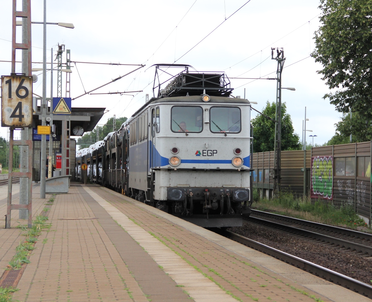 142 126 der EGP mit Autotransport-Zug aus Richtung Seelze kommend. Aufgenommen in Dedensen-Gümmer am 10.07.2013.