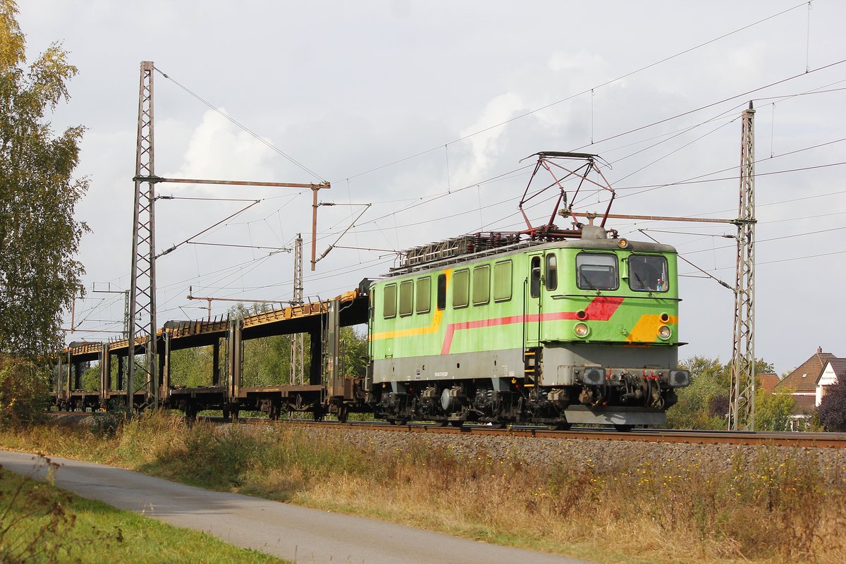 142 133-8 EGP Holzroller mit einem leeren Autozug in Dedensen Gümmer, am 30.09.2016.