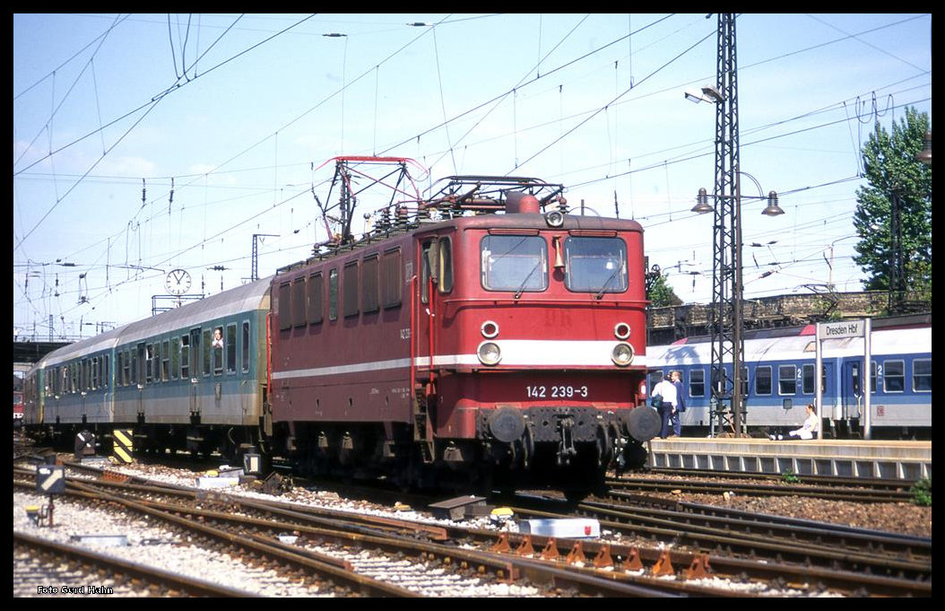 142239 erreicht mit einem Regionalzug aus Richtung Norden am 18.5.1996 den Hauptbahnhof Dresden.
