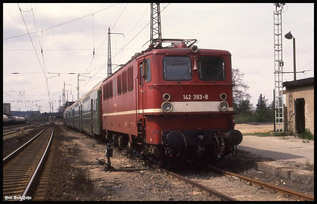 142393 stand am 26.4.1992 um 14.10 Uhr vor einer DR Dosto Garnitur im Bahnhof Lutherstadt Eisleben.