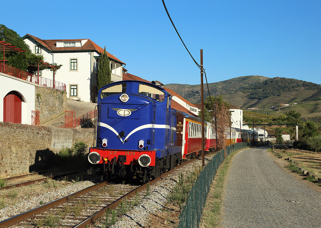 1424 approaches Pinhao whilst working IR876, 1714 Pocinho - Porto SB, 9 Sept 2020