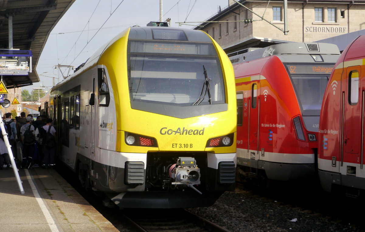 1427 020 (GoAhead ET 3.10) in Schorndorf, 22.10.19. Ob der Dreiteiler dem Ansturm gewachsen ist?