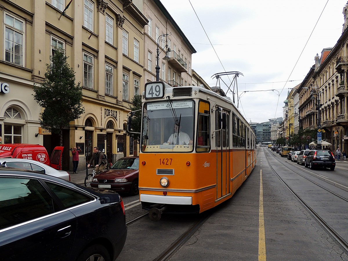 1427 wird als L49 bei der Einfahrt in die Haltestelle Fővm tr in BUDAPEST jh ausgebremst; 130826