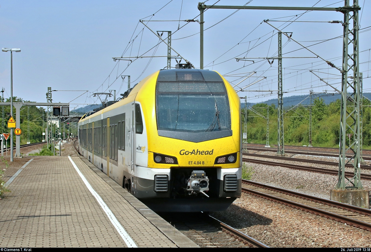 1428 018-4 (ET 4.04 | Stadler FLIRT 160) der Go-Ahead Baden-Württemberg GmbH (GABW) als verspäteter IRE 19015 (IRE1) von Karlsruhe Hbf nach Stuttgart Hbf erreicht den Bahnhof Vaihingen(Enz) auf Gleis 2.
[26.7.2019 | 13:18 Uhr]