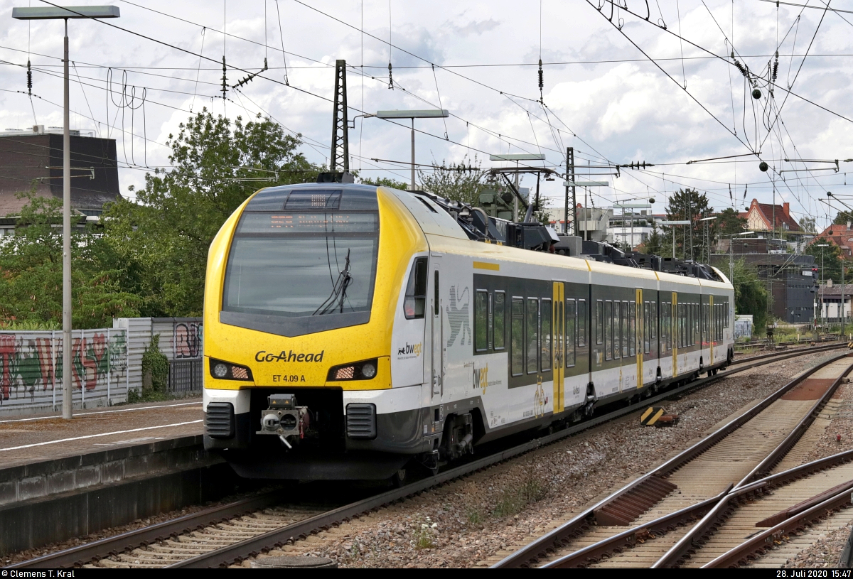 1428 023-4 (ET 4.09 | Stadler FLIRT 160) der Go-Ahead Baden-Württemberg GmbH (GABW) als chronisch verspäteter RE 19071 (RE8) von Würzburg Hbf nach Stuttgart Hbf erreicht den Bahnhof Ludwigsburg auf Gleis 4.
Für solch eine stark frequentierte RE-Linie unterschreitet dieser Vierteiler gehörig das benötigte Platzangebot.
Aufgenommen am Ende des Bahnsteigs 2/3.
[28.7.2020 | 15:47 Uhr]