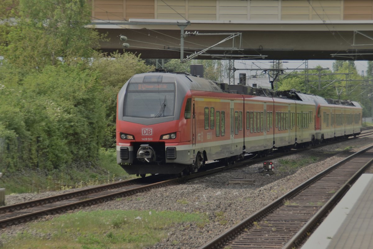 1428 502 bringt hier einen RE42 aus Mönchengladbach durch Korschenbroich gen Münster Hbf, wegen Bauarbeiten in zwischen Viersen und Mönchengladbach Hbf ist der Zug als Umleiter bis Uerdingen unterwegs. Sonntag den 22.4.2018